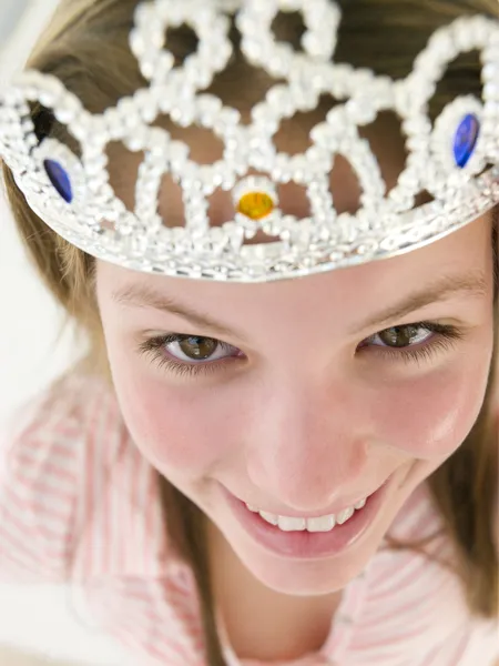 Tonårsflicka Bär Krona Och Ler — Stockfoto