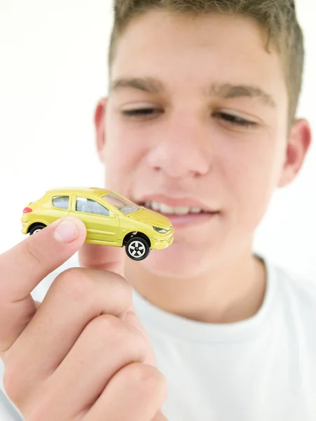 Молодий Хлопчик Тримає Іграшковий Автомобіль Посміхається — стокове фото