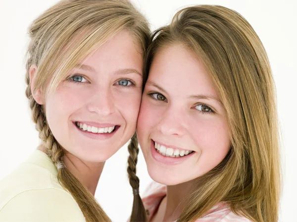 Дві Дівчини Друзі Разом Посміхаються — стокове фото