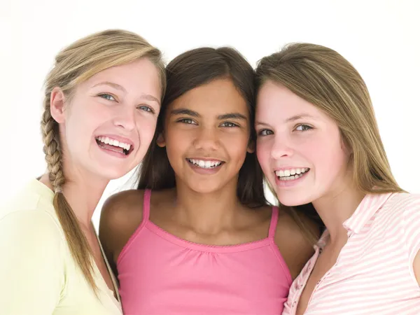 三个女孩朋友一起微笑 — 图库照片