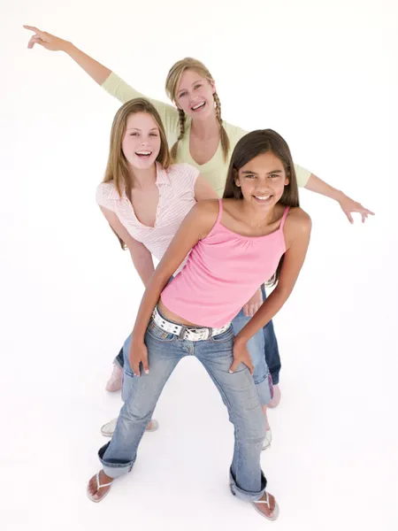 在行微笑着的三个女孩朋友 — 图库照片