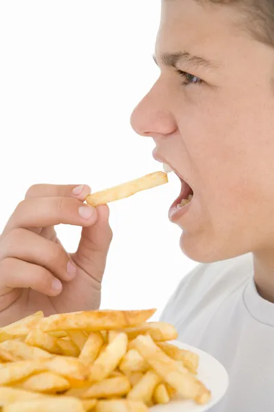 Pojken äta pommes frites — Stockfoto