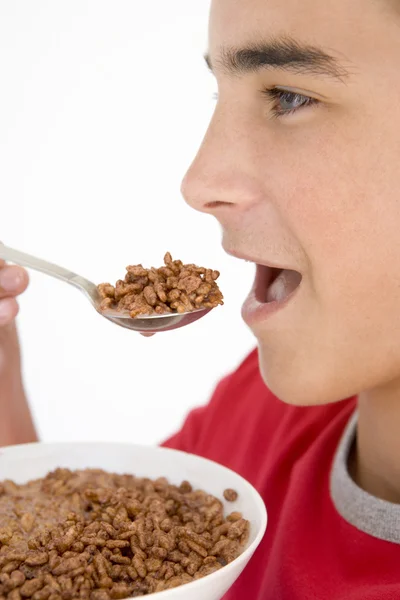 Menino Comendo Chocolate Puff Cereal — Fotografia de Stock