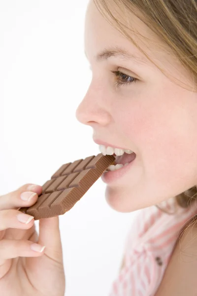 Chica Adolescente Comiendo Barra Chocolate — Foto de Stock