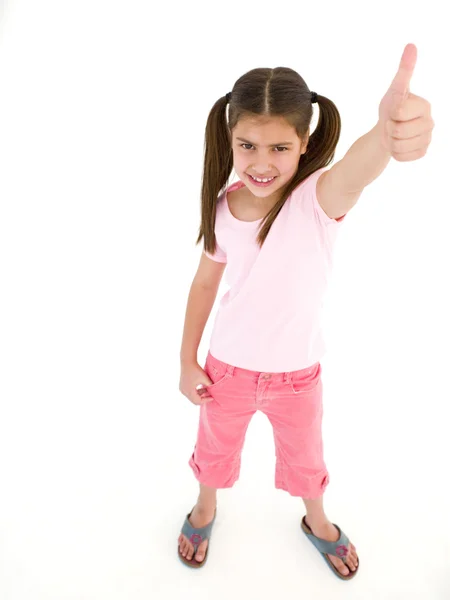 Mladá dívka dává palec nahoru s úsměvem — Stock fotografie