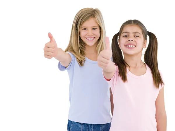 两个女孩朋友给微笑着竖起大拇指 — 图库照片