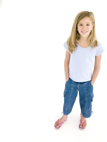 Jong Meisje Met Handen Zakken Glimlachen — Stockfoto