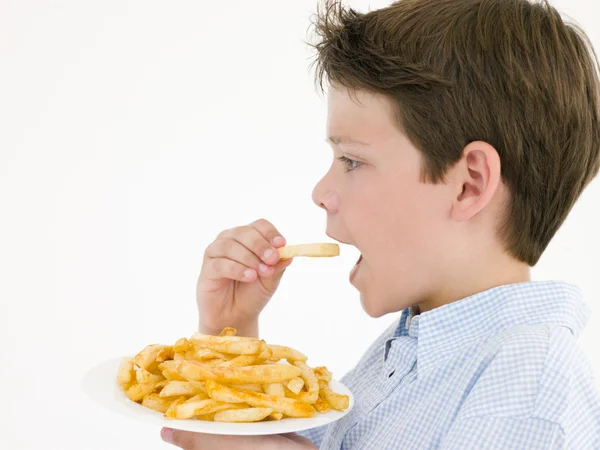 Jonge Jongen Eten Frietjes — Stockfoto