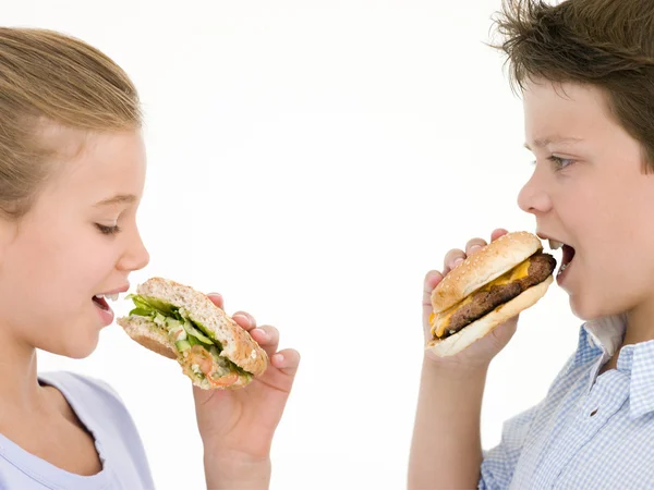 Irmã Comer Maçã Por Irmão Comer Cheeseburger — Fotografia de Stock