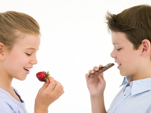 Schwester Isst Erdbeere Von Bruder Isst Schokoriegel — Stockfoto