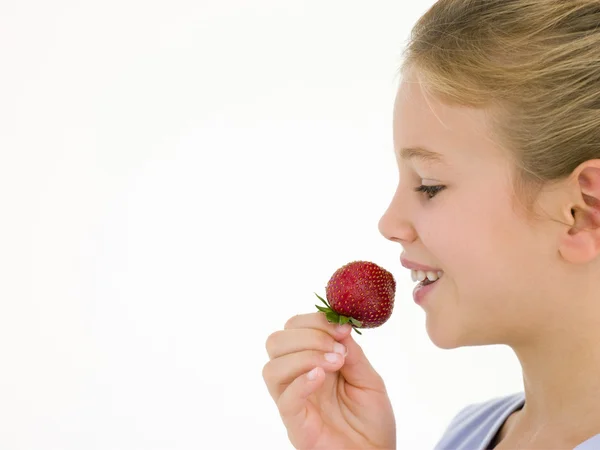 吃草莓微笑的小女孩 — 图库照片