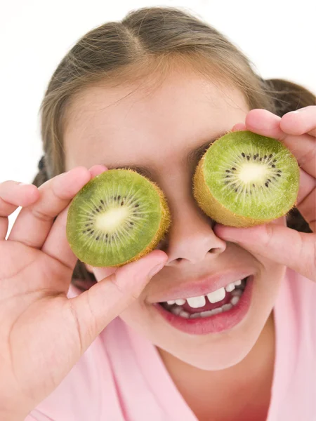 Chica Joven Sosteniendo Las Mitades Kiwi Sobre Los Ojos Sonriendo — Foto de Stock