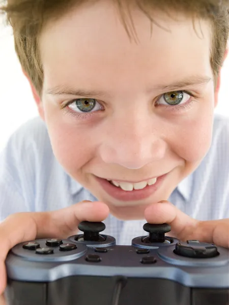 年轻男孩用微笑的视频游戏控制器 — 图库照片