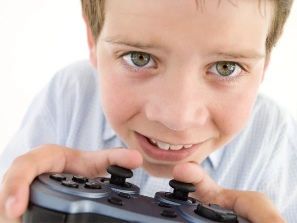 Giovane ragazzo utilizzando controller di videogame sorridente — Foto Stock