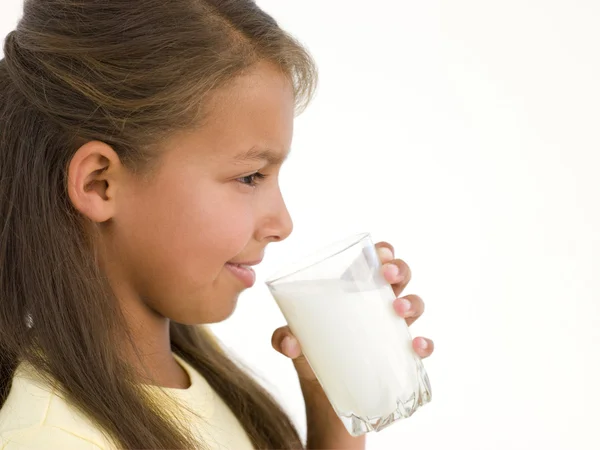 Chica joven con vaso de leche sonriendo —  Fotos de Stock