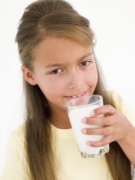 Ung flicka dricka glas mjölk — Stockfoto