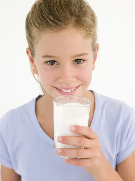 Junges Mädchen Mit Einem Glas Milch Lächelt — Stockfoto
