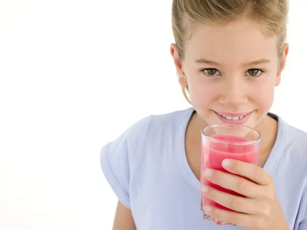 Junges Mädchen Mit Einem Glas Saft Lächelt — Stockfoto