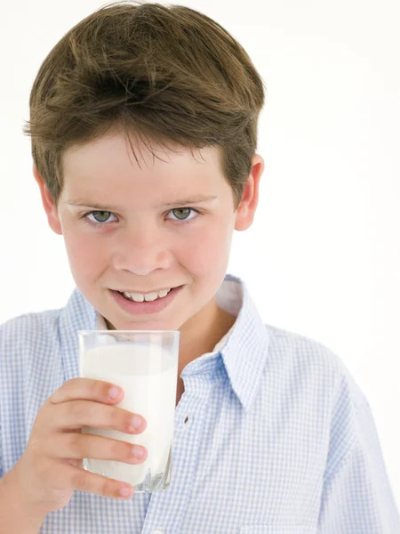 笑みを浮かべてミルクのガラスの少年 — ストック写真