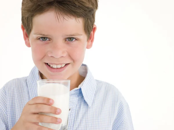 Ung Pojke Med Glas Mjölk Leende — Stockfoto