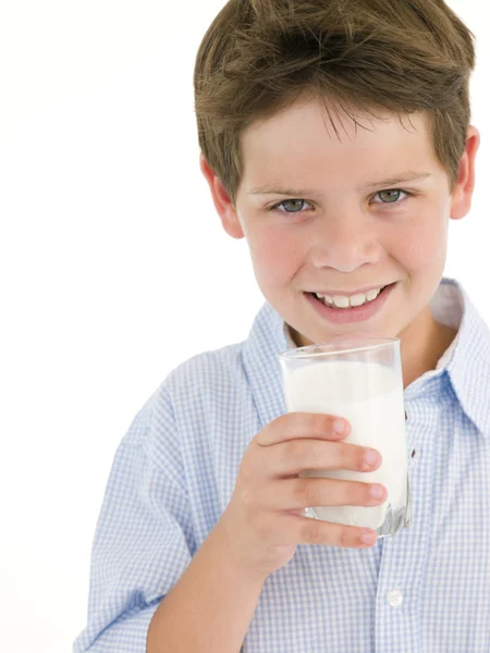 Мальчик Стаканом Молока Улыбается — стоковое фото
