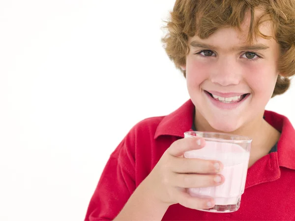 Νεαρό Αγόρι Ποτήρι Γάλα Χαμογελώντας — Φωτογραφία Αρχείου