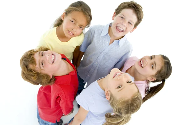 Círculo Cinco Jovens Amigos Sorrindo — Fotografia de Stock