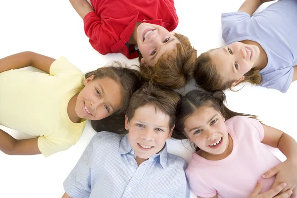 Círculo Cinco Jovens Amigos Sorrindo — Fotografia de Stock