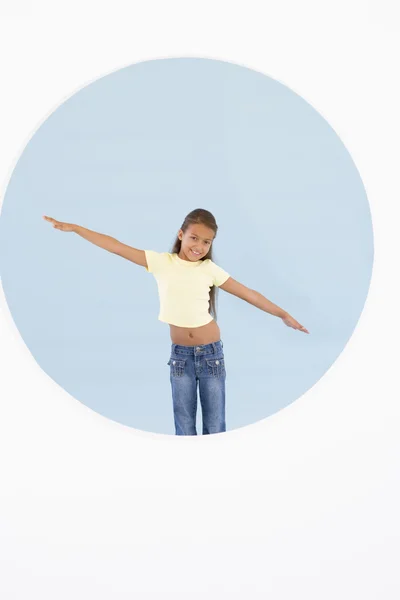 Νεαρό Κορίτσι Στέκεται Χέρια Έξω Χαμογελώντας — Φωτογραφία Αρχείου