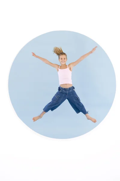 Chica Joven Saltando Con Los Brazos Hacia Fuera Sonriendo —  Fotos de Stock