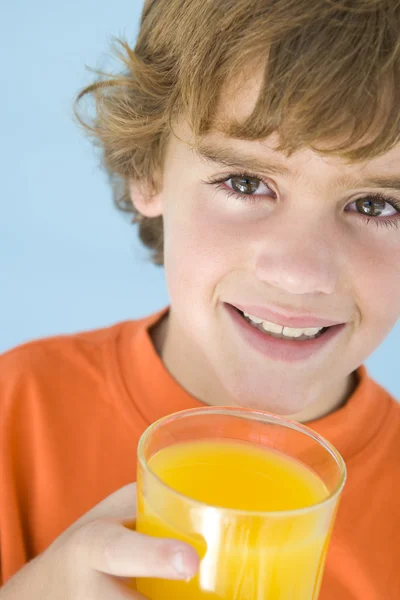 Mladý Chlapec Sklenici Pomerančového Džusu Úsměvem — Stock fotografie