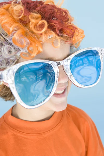 Мальчик Клоунском Парике Солнечных Очках Улыбается — стоковое фото