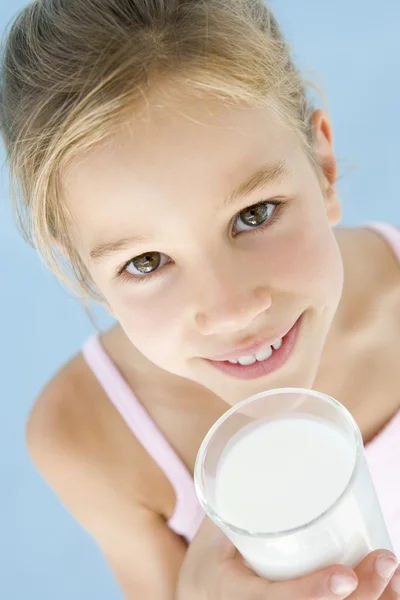 Νεαρό Κορίτσι Ποτήρι Γάλα Χαμογελώντας — Φωτογραφία Αρχείου