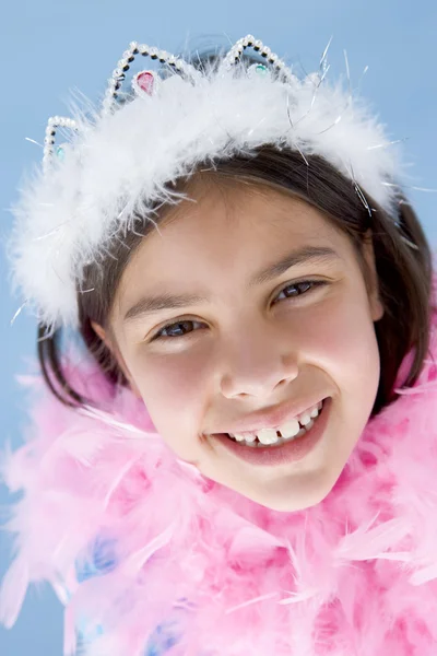 戴冠和羽毛围巾微笑的小女孩 — 图库照片