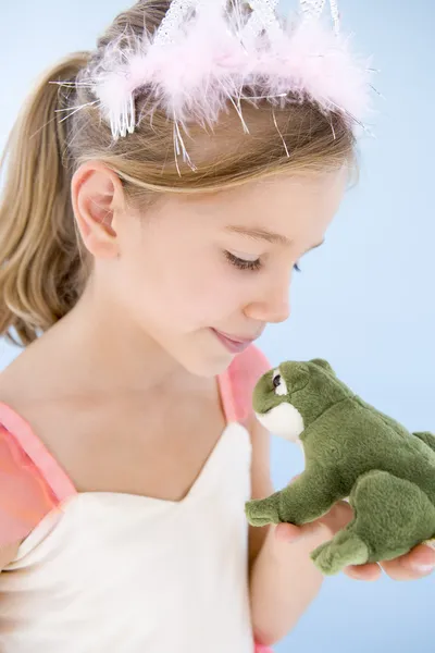 Genç kız Prenses kostüm pelüş kurbağa öpmek — Stok fotoğraf