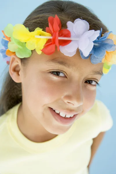 年轻女孩戴着花环的头微笑 — 图库照片