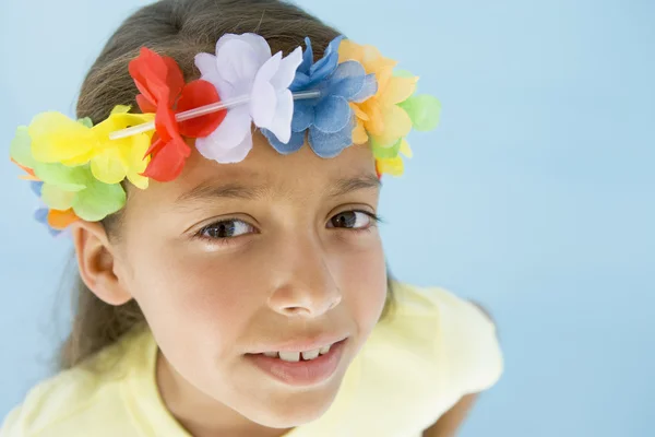 年轻女孩戴在头上的花环 — 图库照片