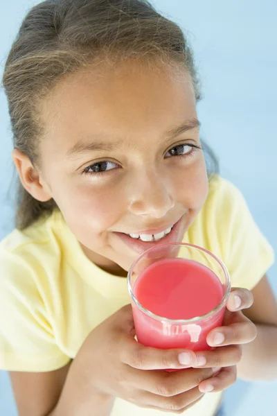 Junges Mädchen Mit Einem Glas Saft Lächelt — Stockfoto