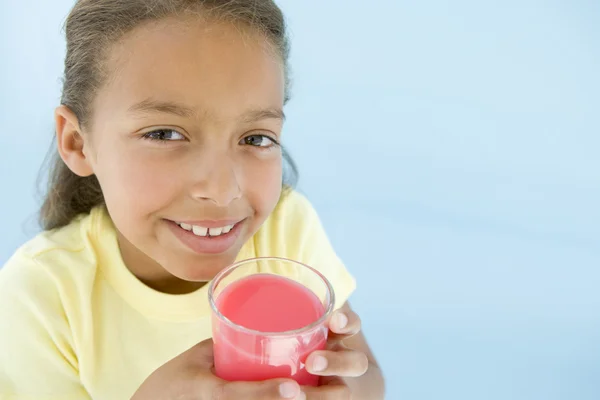 Fiatal lány pohár gyümölcslé mosolyogva — Stock Fotó