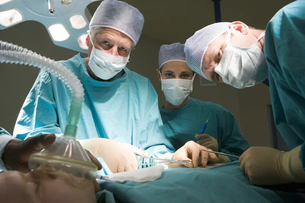 Três Cirurgiões Operando Paciente — Fotografia de Stock