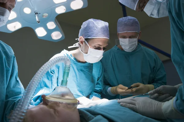 Dois Cirurgiões Operando Paciente — Fotografia de Stock
