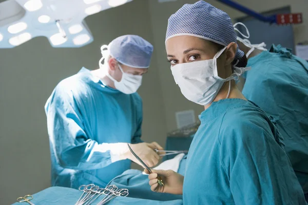 Cerrah Bir Hastaya Ameliyat Için Hazırlanıyor — Stok fotoğraf