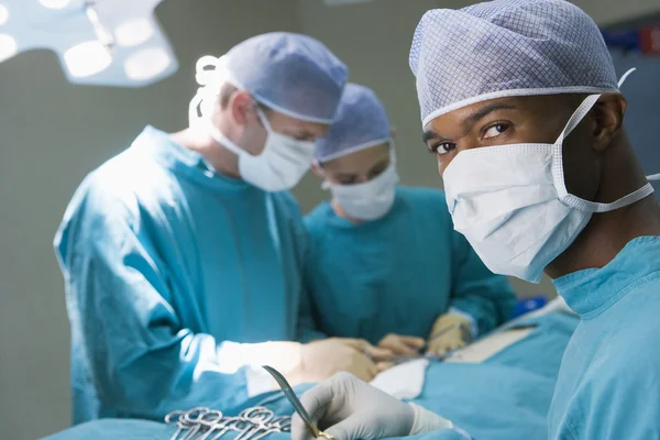 Čtyři Chirurgové Chystá Pacienta — Stock fotografie