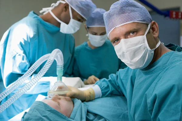 Τρεις Χειρουργοί Που Λειτουργούν Έναν Ασθενή — Φωτογραφία Αρχείου