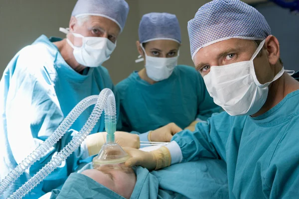 Cerrahlar Bir Hastanın Ameliyat — Stok fotoğraf