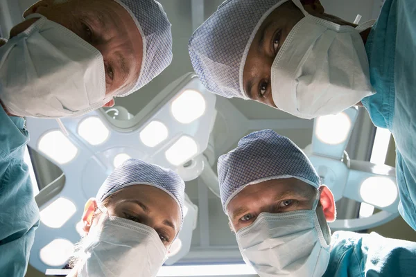 Vista de ângulo baixo de quatro cirurgiões — Fotografia de Stock