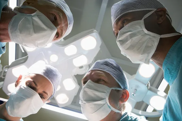 Vista Ângulo Baixo Quatro Cirurgiões — Fotografia de Stock