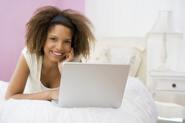 Adolescente Menina Deitada Cama Usando Laptop — Fotografia de Stock