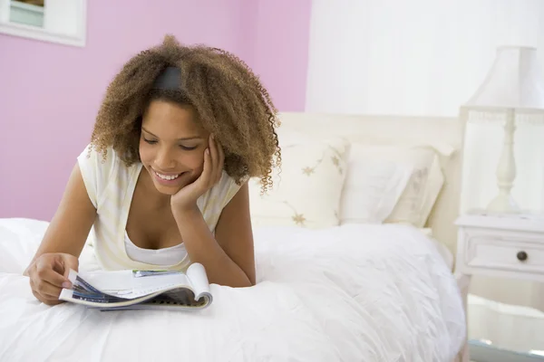 Genç Kız Yatak Okuma Konusunda Yalan — Stok fotoğraf