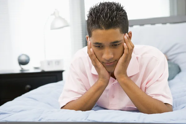 Adolescente Menino Deitado Cama — Fotografia de Stock